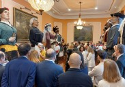 Los gigantes de la Atsegiña bailan en la Sala Capitular