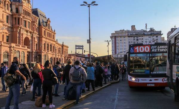 Bajan los precios en Once y Constitución: los trabajadores no pueden comprar ni un pancho