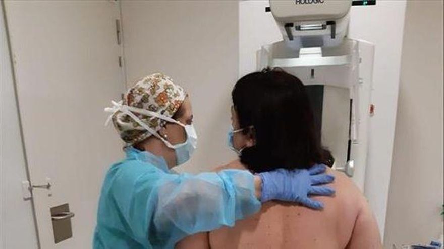 La hoja de ruta tras los fallos del cribado en Andalucía: revisar 1.800 casos en dos meses y una información "empática y comprensible"