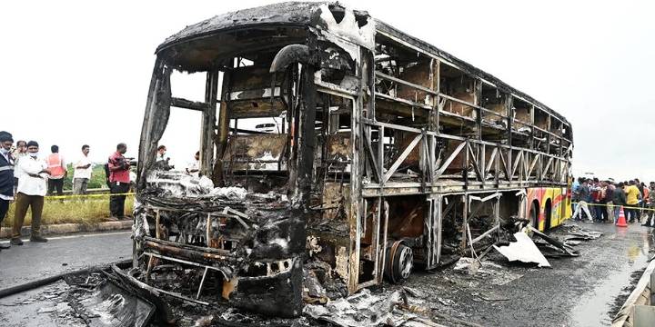 Incendió de autobús causó la muerte de 20 personas en India
