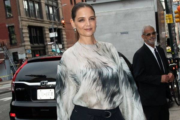 Katie Holmes ha sido la primera en aplicar el manual de uso moderno para llevar el jersey más clásico