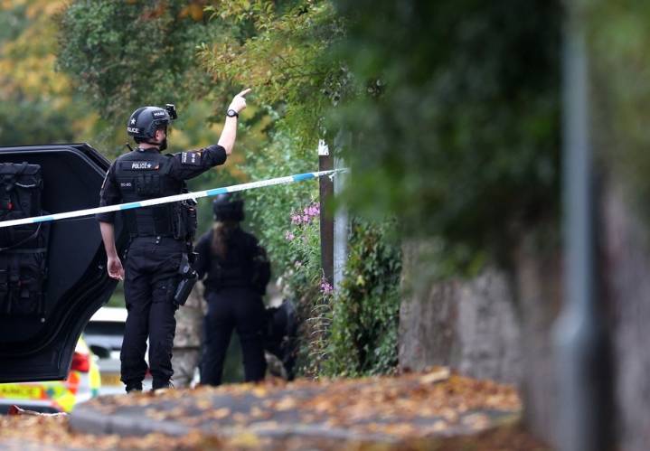 Cuatro heridos en un ataque con apuñalamiento y atropello en una sinagoga en Mánchester