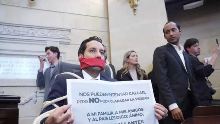 Julián López, presidente de la Cámara, se amarró a su curul en protesta por sanción del Partido de la U: 'No podrán apagar la verdad'