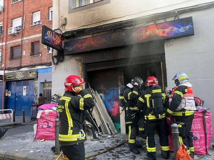 Un incendio en un local en obras de Usera provoca una densa humareda sin dejar heridos
