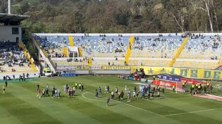 Vergonzoso: hinchas de Everton invaden la cancha del Sausalito y fuerzan el final anticipado del partido con la UC