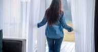 El mejor consejo para tener amplitud visual: dónde instalar las cortinas en una habitación