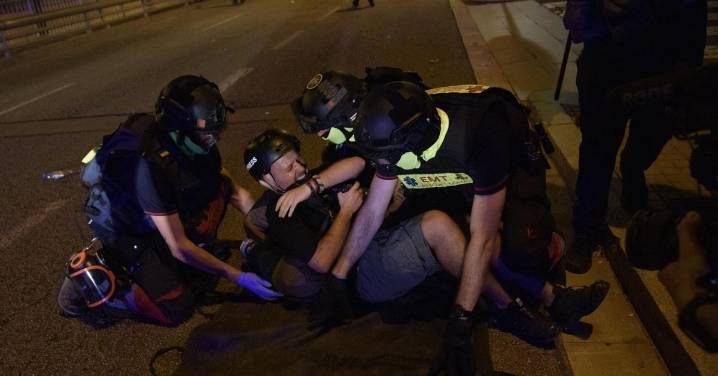 Asuntos Internos de los Mossos investiga la bala de foam disparada contra el fotoperiodista Joan Gálvez