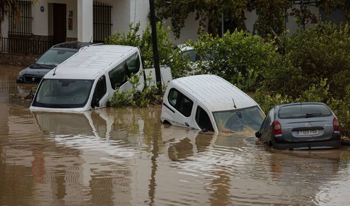 Fuertes lluvias colapsaron vías y provocaron emergencia en Andalucía, España