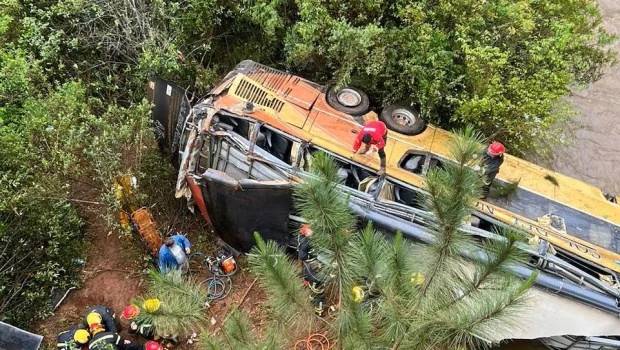 Tragedia en Misiones: al menos 8 muertos al caer un colectivo a un arroyo