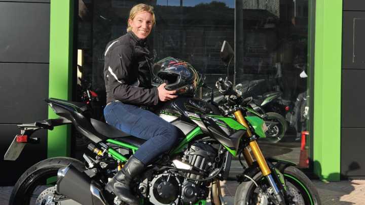 Lisa Steingold, la motera sudafricana que conquista Asturias sobre su Kawasaki Z900: «Cuando voy sobre dos ruedas soy muy feliz»