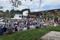 Productores de maíz mantienen bloqueos carreteros en Jalisco por mejores precios