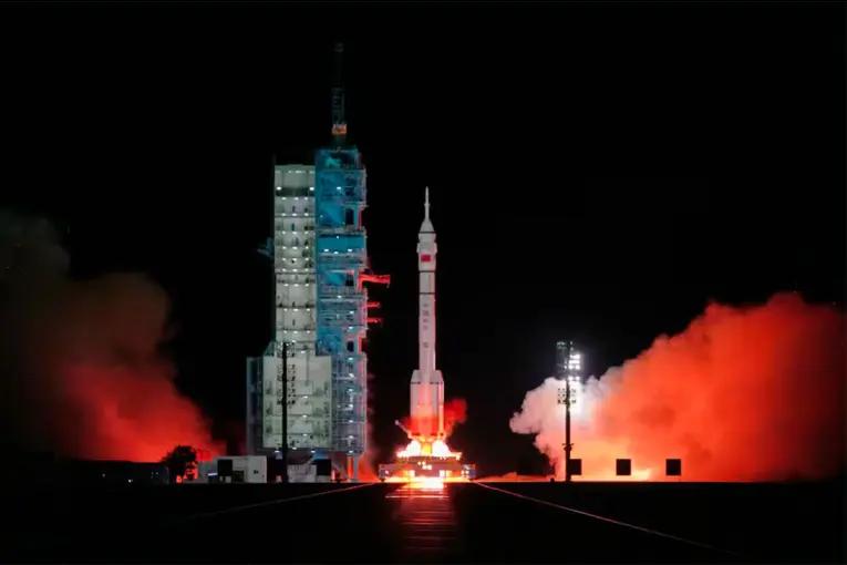 China lanzó la nave espacial Shenzhou-2 tripulada por tres astronautas y cuatro ratones