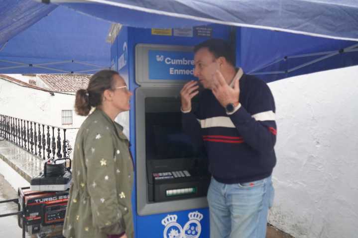 Cumbres de Enmedio ya tiene el nuevo cajero automático de la Diputación: las gestiones financieras llegan a pueblos y aldeas de Huelva sin banco