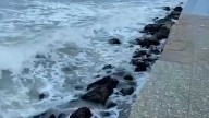 La DANA Alice deja 55,6 litros en Guardamar y olas que llegan hasta las casas de Playa Babilonia