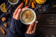 Cómo usar especias y grasas en el café para mejorar tu salud, según un experto