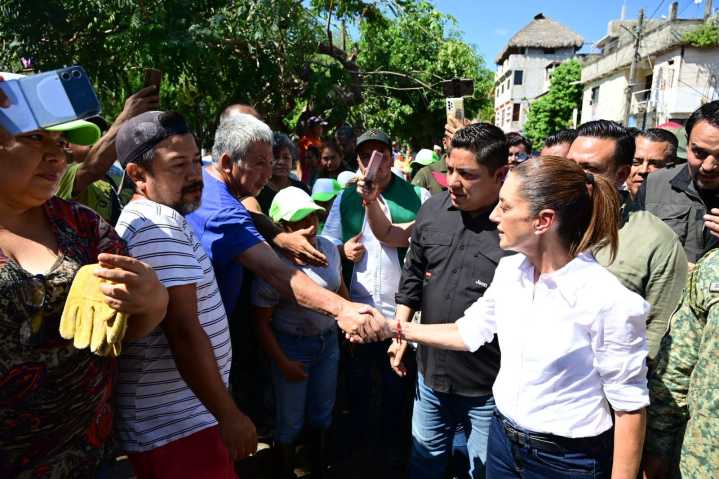 Sheinbaum visitó Tamazunchale tras las afectaciones por lluvias en SLP