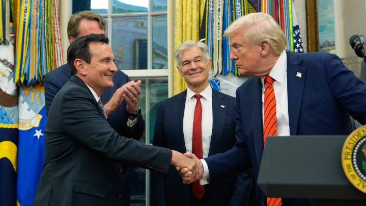 Trump anuncia acuerdo con AstraZeneca para bajar precios de medicamentos en EE.UU.
