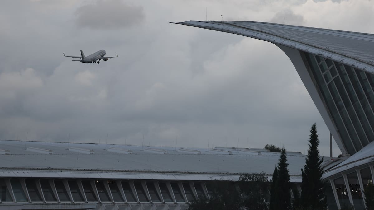 La borrasca 'Benjamín' provoca desvíos y complicaciones en el aeropuerto de Bilbao por viento de más de 90 km/h
