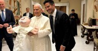 ‘Lo mismo, pero más grandote’: Papa León XIV recibe muñecote del Dr. Simi