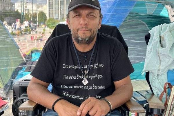 El padre que desafía a la Justicia griega tras perder a su hijo en tragedia de Tempe: «Llegaré hasta el final»
