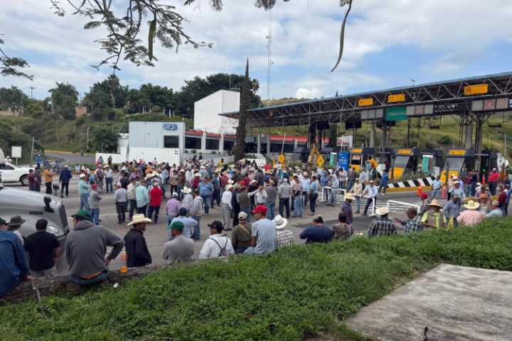 Productores de maíz mantienen bloqueos carreteros en Jalisco por mejores precios