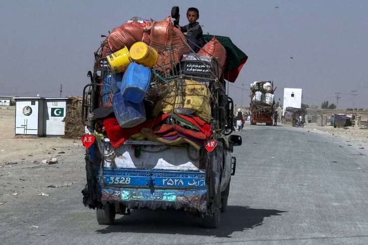 Afghanistan and Pakistan pledge to respect ceasefire