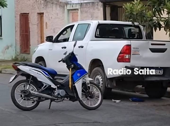Salta Capital | Una mujer murió tras chocar en moto contra una camioneta estacionada