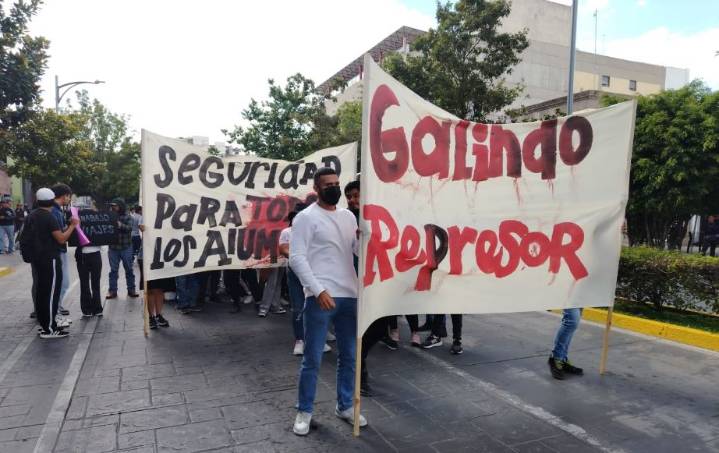 “Rector acosador”,“Galindo represor”consignan estudiantes