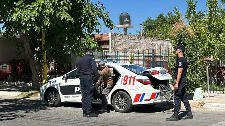 Un papá y la policía detuvieron a un exhibicionista cerca de una escuela