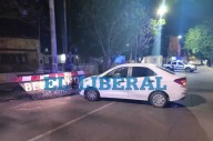 Perdió el control del vehículo y terminó impactando con un contenedor: se registraron daños materiales