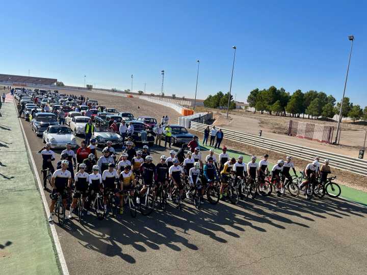 Bicis y coches clásicos: una mezcla perfecta en el Circuito de Velocidad de Albacete