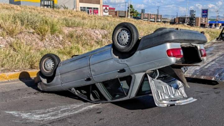 Volantea y vuelca en el Circuito Universitario; 2 heridos