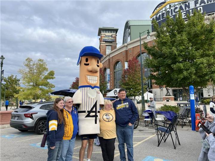 Brewers fans flock to American Family Field for decisive NLDS Game 5 against Cubs