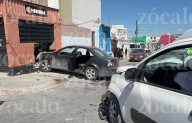Da vuelta sin precaución, ocasiona choque y derriba barda de un negocio en Lomas del Refugio