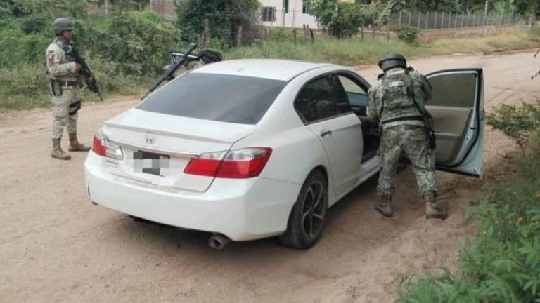 Ejército asegura vehículo con cartuchos y material bélico en Jesús María, Culiacán
