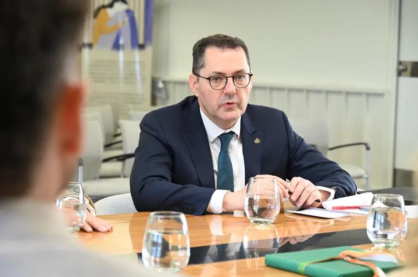 Embajador irlandés intermediará entre la UNLPam y universidades de su país