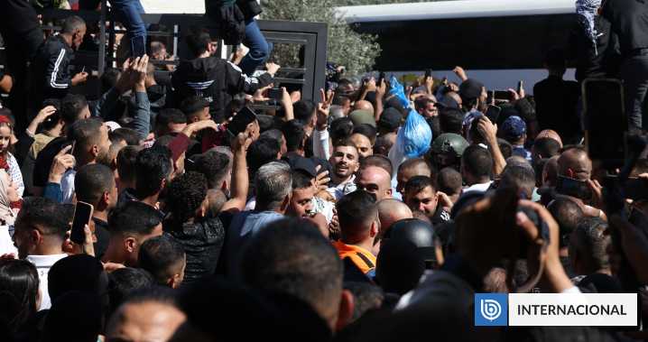 Los primeros prisioneros palestinos liberados por Israel llegan a su destino en Ramala