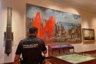 Dos activistas de Futuro Vegetal lanzan pintura a un cuadro de Colón en el Museo Naval de Madrid
