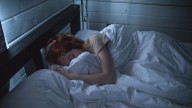 ¿Qué significa soñar con una pareja que falleció, según la psicología?