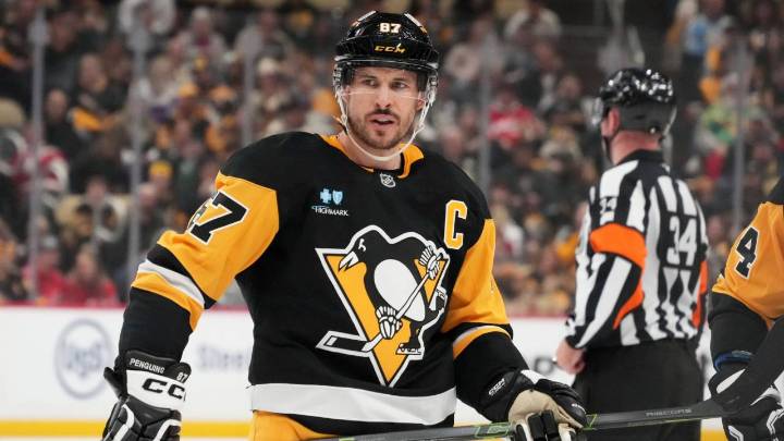 Crosby passes Lemieux for most combined points with Penguins