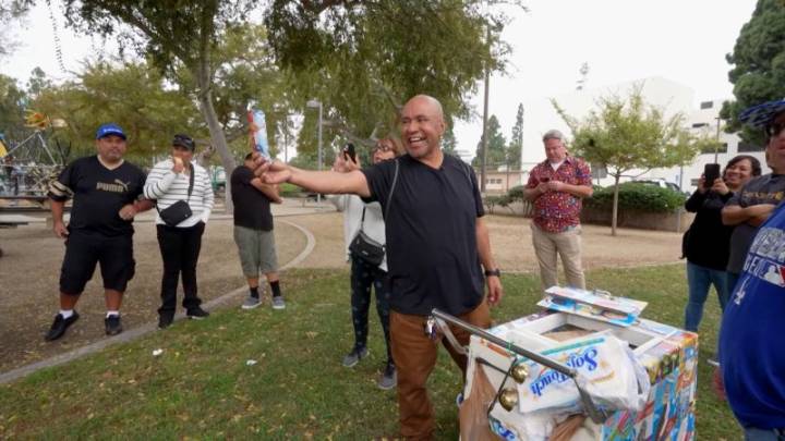 Un vendedor de helado estuvo detenido 114 días por ICE. Fue liberado y regaló paletas para celebrar