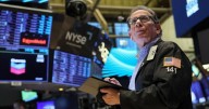 El dólar oficial se desploma a $1370 y los ADRs argentinos disparan hasta un 10% en Wall Street