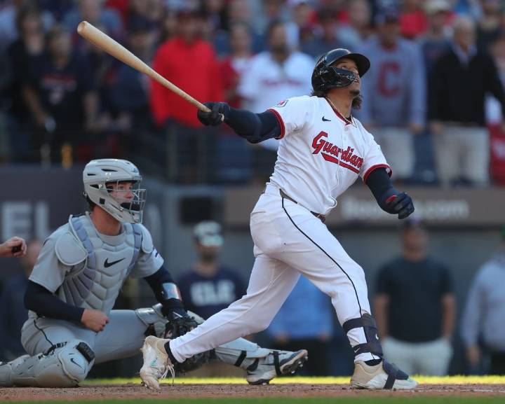 Deadspin | Guardians explode in 8th inning to force Game 3 vs. Tigers