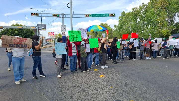 Alumnos del Tecnológico de León bloquean el bulevar López Mateos; mantienen sus exigencias