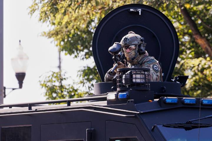 Trump plans to deploy 300 troops to Illinois, 300 California National Guard members to Oregon
