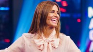 Nuria Roca tiene los pantalones de piel más favorecedores (y fáciles de combinar) para mujeres de más de 50