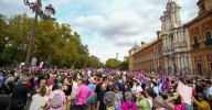 "Queremos morirnos de viejas, no de cáncer": el escándalo de las mamografías saca a miles de personas en la calle en Sevilla