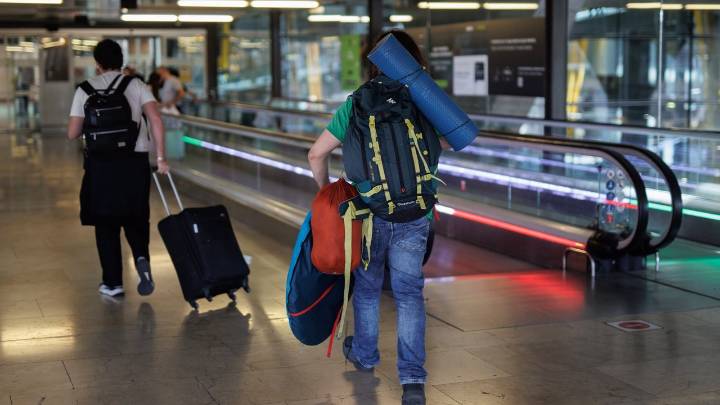 Bruselas se pone de parte de las aerolíneas y expediente a España por impedirlas cobrar por el equipaje de mano y multarlas