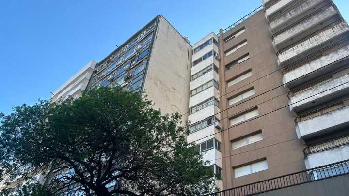 Un vecino le cortó la soga de seguridad a un trabajador que colgaba de un séptimo piso