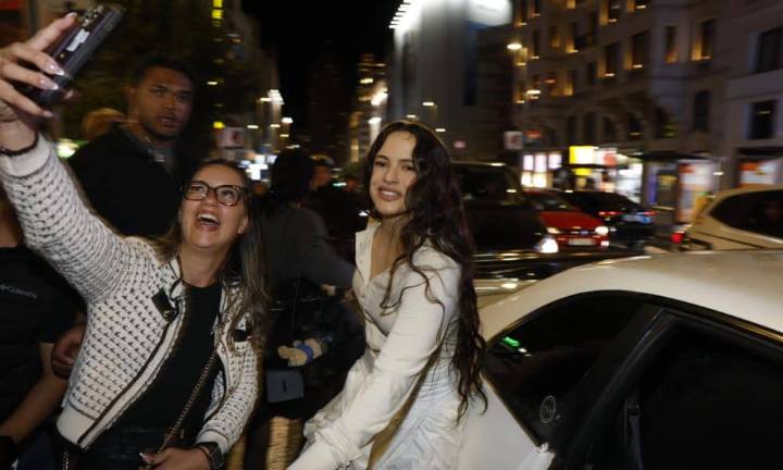 Rosalía presenta su disco en las pantallas de Callao y desaparece entre miles de fans